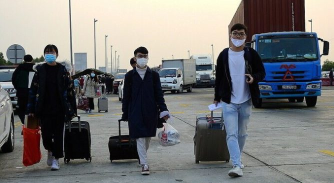 Sinh viên từ Hà Nội về quê đi trên cao tốc Hạ Long - Hải Phòng, ngày 29/1. Ảnh chụp màn hình VnExpress.