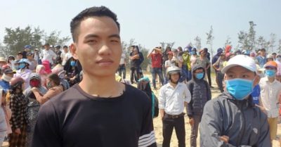 Chàng trai lao ra biển cứu sống được 3 người: ‘Em vẫn còn tiếc nuối’