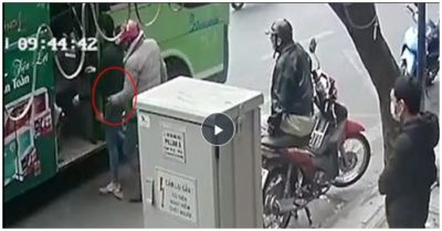 Video thấy cô gái lên xe buýt, người đàn ông áp sát, nhanh tay móc chiếc điện thoại