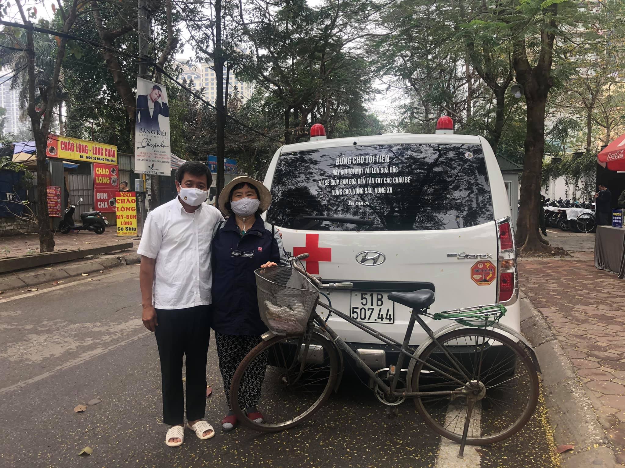 Ông Hải chụp hình cùng bà Nguyễn Thị Minh Phương (64 tuổi, tiến sĩ ngành khí tượng). Bà Phương đã đạp xe từ quận Hai Bà Trưng tới địa điểm quyên góp ở quận Tây Hồ để đóng góp vào quỹ từ thiện (ảnh từ Facebook ông Đoàn Ngọc Hải).