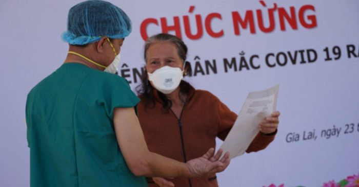 Giám đốc Bệnh viện dã chiến điều trị Covid-19 tỉnh Gia Lai, trao quyết định xuất viện cho bệnh nhân 1718