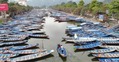 Dân trở lại Hà Nội phải khai báo y tế; nhiều đoàn đông người vẫn đi chúc Tết ở TP. Hải Dương