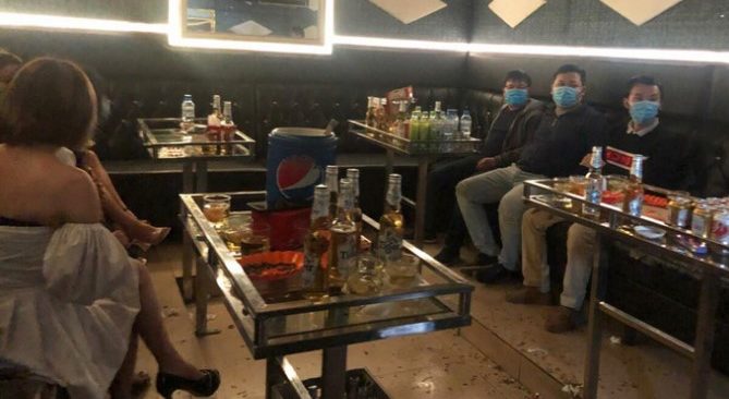 Khách hát ở quán karaoke trong khuôn viên khách sạn Vườn Đào tối 1/2 (ảnh chụp màn hình trên VnExpress).
