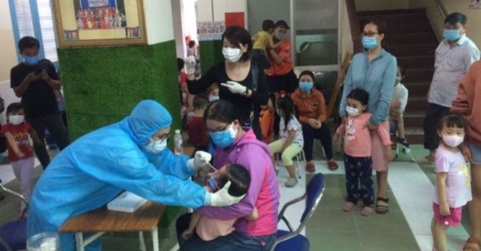 Lấy mẫu xét nghiệm Covid-19 đối với trẻ mầm non.