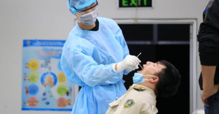 Lấy mẫu xét nghiệm Covid-19 người có nguy cơ trong cộng đồng.