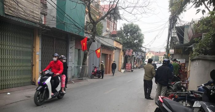 Lực lượng chức năng phong tỏa nơi ở của bệnh nhân tại Nam Từ Liêm.