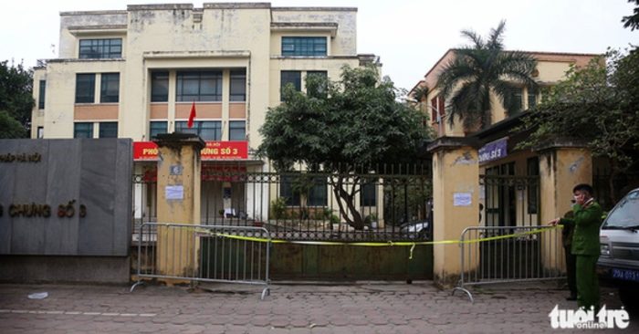 Lực lượng chức năng tiến hành phong tỏa văn phòng công chứng số 3, phường Dịch Vọng Hậu, quận Cầu Giấy.