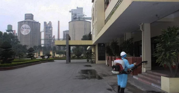 Lực lượng y tế trong một lần phun thuốc khử trùng khu nhà làm việc văn phòng Công ty xi măng Hoàng Thạch.