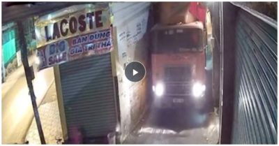 Video bất chấp hẻm nhỏ, tài xế container vẫn di chuyển vào gây sập tường nhà dân