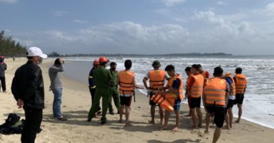 Bảo vệ nhà hàng mất tích khi lao ra biển cứu nam sinh đuối nước ở biển Mỹ Khê