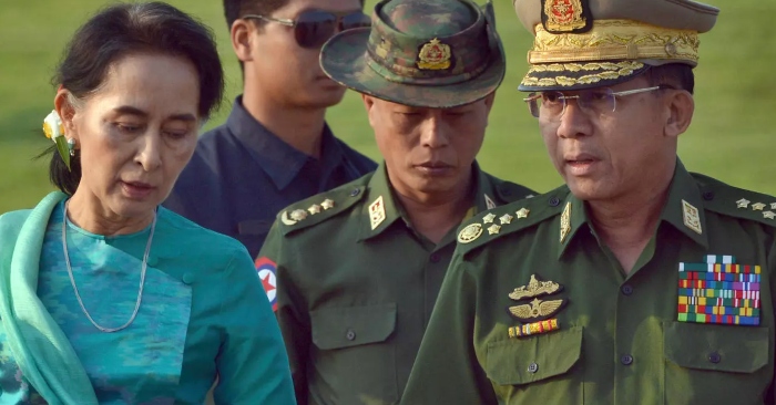 Miến Điện: Tướng Min Aung Hlaing (P) đi cùng bà Aung San Suu Kyi (T)