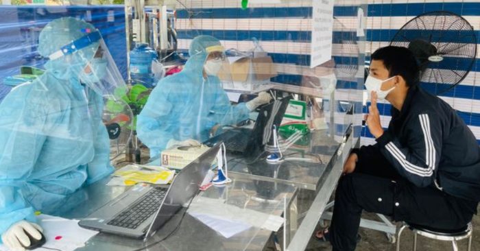 Người tiếp xúc ca bệnh, trong vùng giãn cách xã hội theo Chỉ thị 16 thì phải cách ly tập trung.