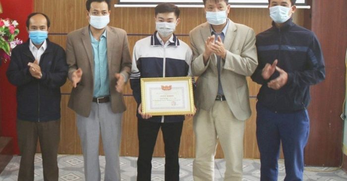 Học sinh nhặt được 30 triệu, ngoại tệ và thẻ tin dụng