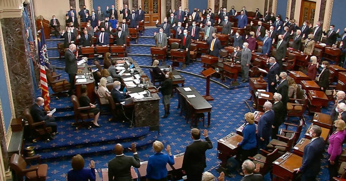 Các thượng nghị sĩ Mỹ, tuyên thệ trước khi bước vào phiên luận tội cựu tổng thống Donald Trump ngày 26/01/2021, Capitol, Washington .DC, Hoa Kỳ (ảnh chụp màn hình RFI)