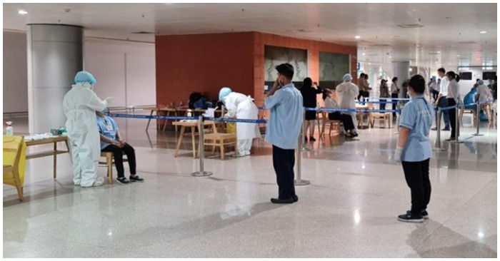 Ngành y tế TP.HCM tổ chức lấy mẫu xét nghiệm tại sân bay Tân Sơn Nhất.