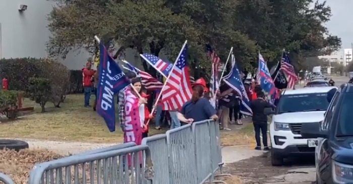 Thêm 16 ca mắc Covid-19 mới; Người dân Texas cầm cờ ông Trump chào đón ông Biden  