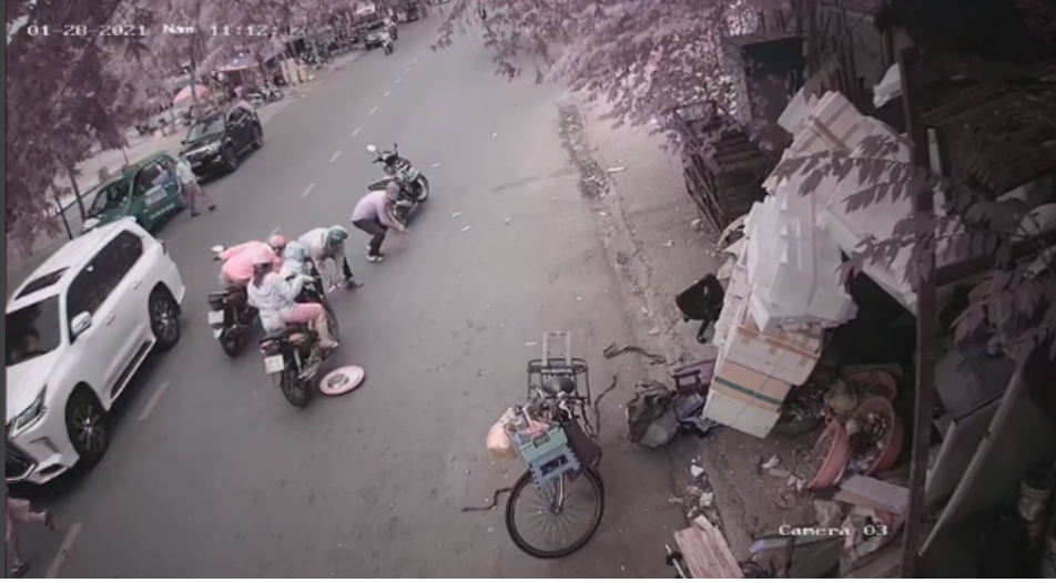 Nhiều người xúm lại hôi của 30 triệu của chị Nhanh chỉ trong tích tắc (ảnh chụp màn hình video).