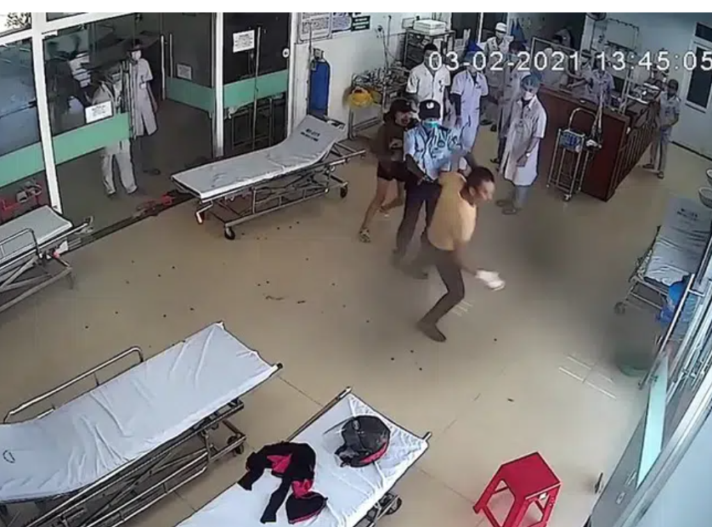 Nam bệnh nhân náo loạn bệnh viện và đánh bác sĩ chỉ vì bị nhắc đeo khẩu trang.