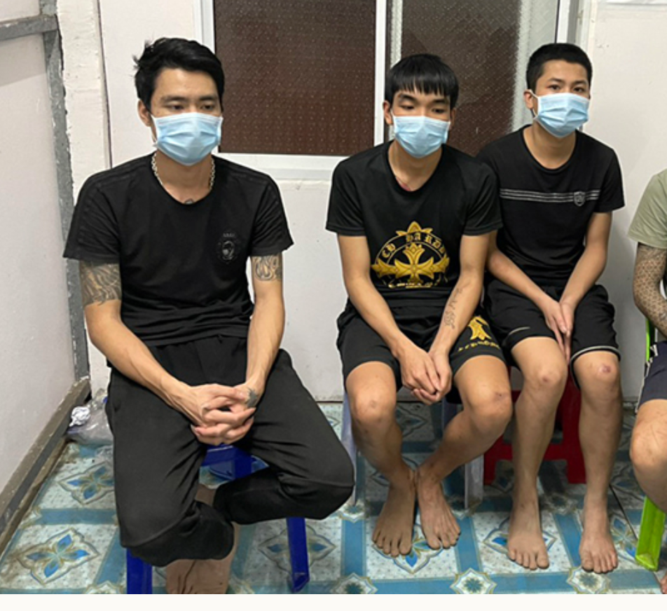 Bốn thanh niên bị bắt giữ sau khi vượt sông từ Campuchia sang Việt Nam (ảnh chụp màn hình báo Vnexpress).