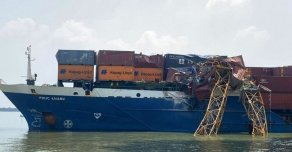 tàu chở 357 container trôi tự do, tông sập cẩu thi công cầu Phước Khánh