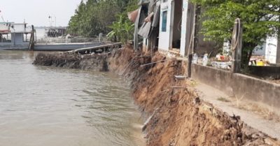 Phà quay đầu va đuôi vào bờ, 10 hành khách rơi xuống sông Hậu