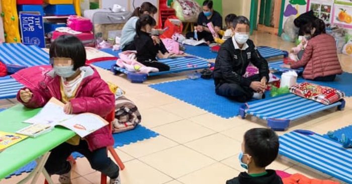 Trẻ mầm non 4 tuổi và phụ huynh trường Mầm non Bạch Đằng cách ly tập trung ngay tại trường.