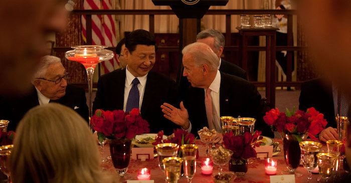 Ông Joe Biden nói chuyện với ông Tập Cận Bình trong bữa tiệc trưa tại Bộ Ngoại giao Mỹ ở Washington ngày 14/2/2012. Khi đó ông Biden là Phó Tổng thống Mỹ trong chính quyền Obama. Còn ông Tập là Phó Chủ tịch Trung Quốc. Ảnh từ Nhà Trắng.