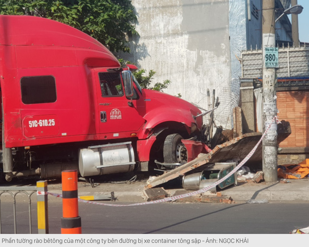 Xe container nổ lốp tông sập tường rào một công ty bên đường mới dừng lại