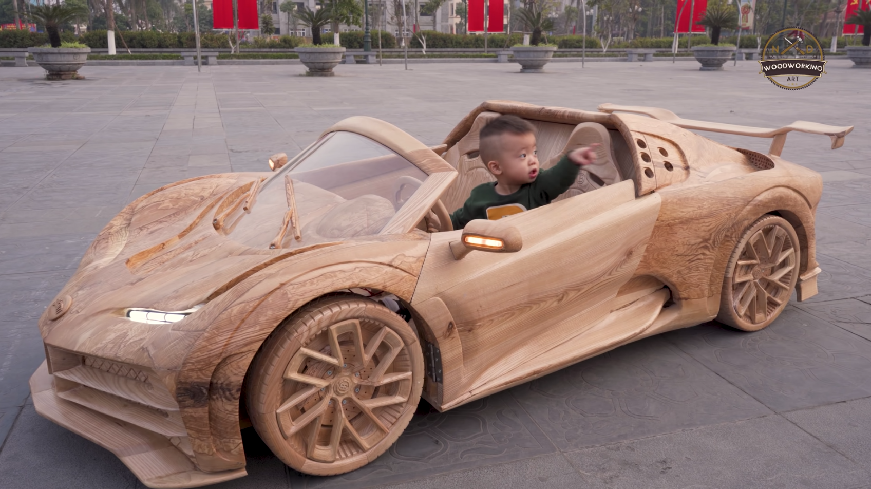 Chiếc Bugatti Centodieci bằng gỗ của anh thợ mộc Việt dành cho con trai 
