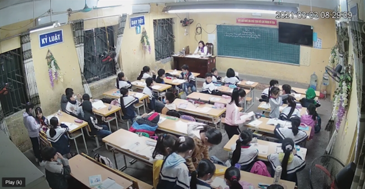Học sinh tụ tập, làm việc riêng trong giờ học của cô Tuất (ảnh chụp màn hình trên VTCNews).
