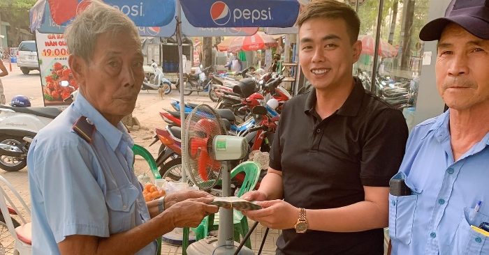 Anh Minh Hải trao số tiền mạnh thường quân ủng hộ bác giảng qua tài khoản của mình