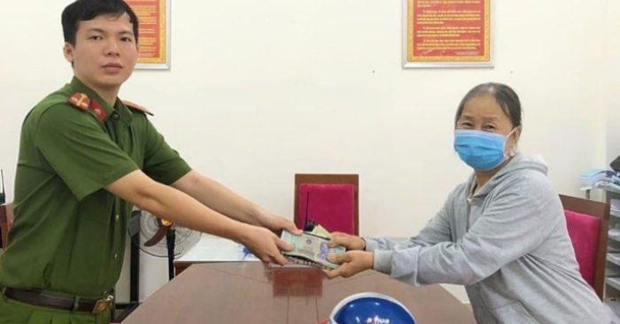 Bà Bùi Thị Tho vui mừng khi nhận lại được số tiền 70 triệu đồng tưởng đã mất