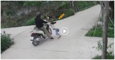 Video bé gái nô đùa cùng bạn bị xe máy tông văng tại ngã tư
