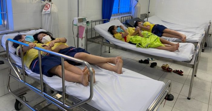 Các em học sinh đang điều trị tại bệnh viện (ảnh chụp màn hình trên Zing).