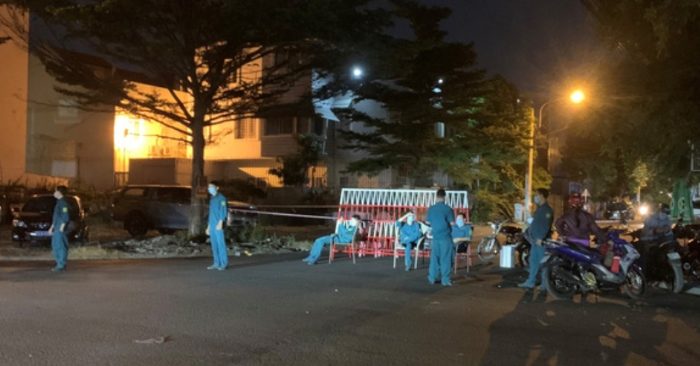 Chốt phong tỏa trên đường D35 tối 25/3.