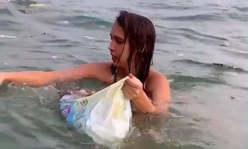 Cô gái Nga nhặt rác khi tắm biển Phú Quốc