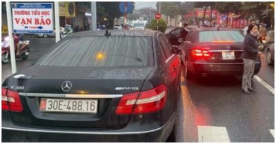 Vô tình gặp nhau trên đường, 2 xe Mercedes cùng biển số ở Hà Nội bị công an tạm giữ