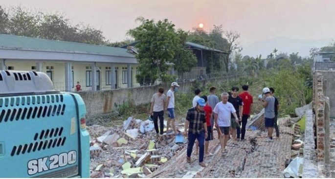 Người đàn ông nhặt phế liệu bị tường công trình đổ đè tử vong
