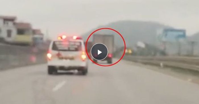 Ôtô tải không nhường đường cho xe cứu thương suốt gần 8km (ảnh cắt từ clip).