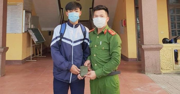 Em Bảo chuyển chiếc ví cùng số tiền 10 triệu nhặt được cho công an để tìm người trả lại.