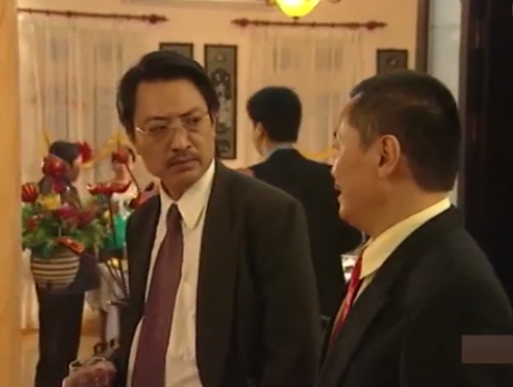 Nghệ sĩ Văn Thành (bên trái) thể hiện vai giám đốc Nam trong phim truyền hình "Chạy án".