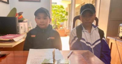 2 học sinh lớp 6 nhặt được tiền, nhờ tìm người trả lại