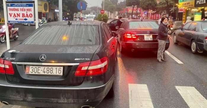Hình ảnh 2 xe Mercedes trùng biển số đang lưu thông trên đường.