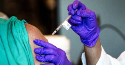 Trung Quốc làm giàu trong đại dịch COVID-19 nhờ bán bơm kim tiêm cho Mỹ