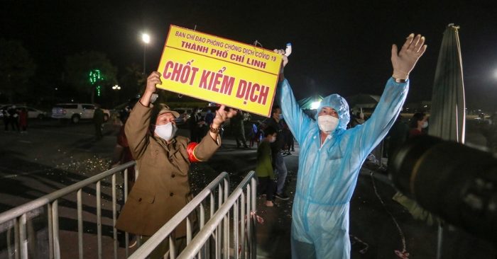 Lực lượng chốt kiểm dịch vui mừng khi TP Chí Linh được gỡ phong tỏa.