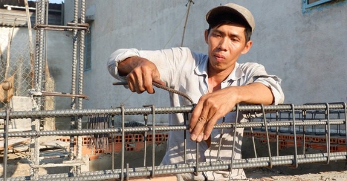 Anh Bùi Minh Lý hiện làm thợ hồ. Anh vẫn chờ được xin lỗi công khai tại địa phương