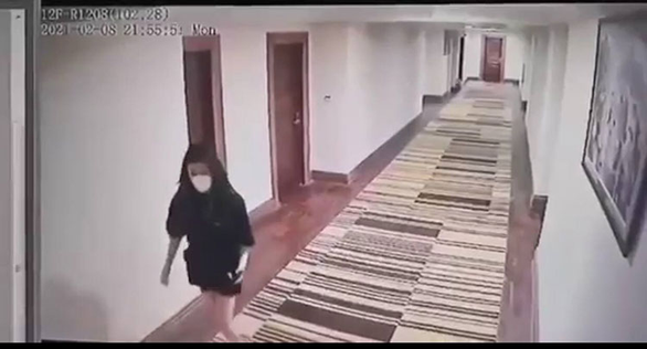 Camera ghi lại cảnh 1 trong 4 người Trung Quốc ra ngoài hành lang khách sạn ở Phnom Penh trước khi trốn thoát - Ảnh chụp màn hình