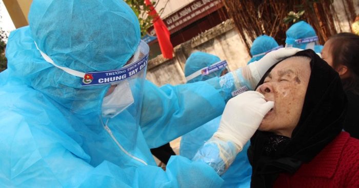 Nhân viên y tế lấy mẫu xét nghiệm cho người dân.