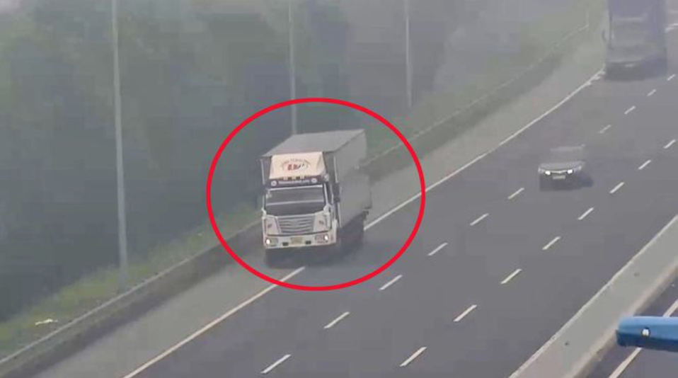 Xe tải 'vô tư' đi lùi gần 1 km trên cao tốc Hà Nội - Hải Phòng.