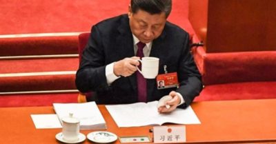 Cảnh tượng kỳ lạ tại đại hội của ĐCSTQ: Hai tách trà trên bàn của ông Tập báo hiệu gì?